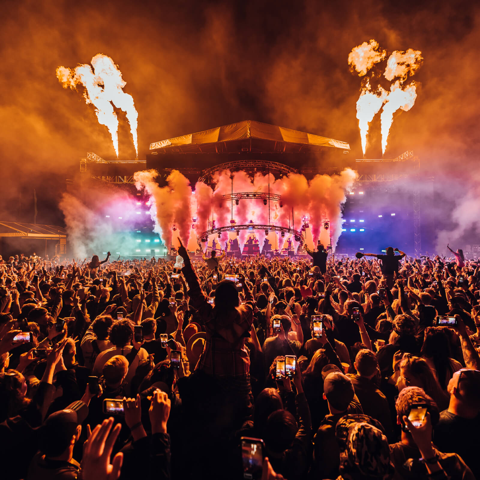 Logo design for the brand Redo on green gradient background